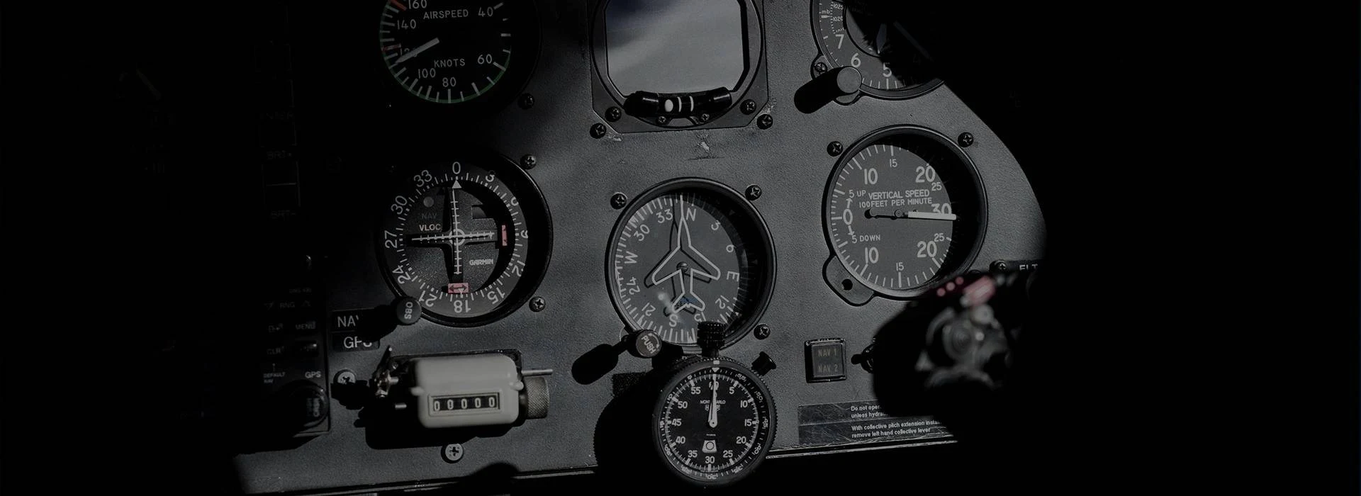 B.R.M Chronograph mit rotem Armband auf Kohlefaser